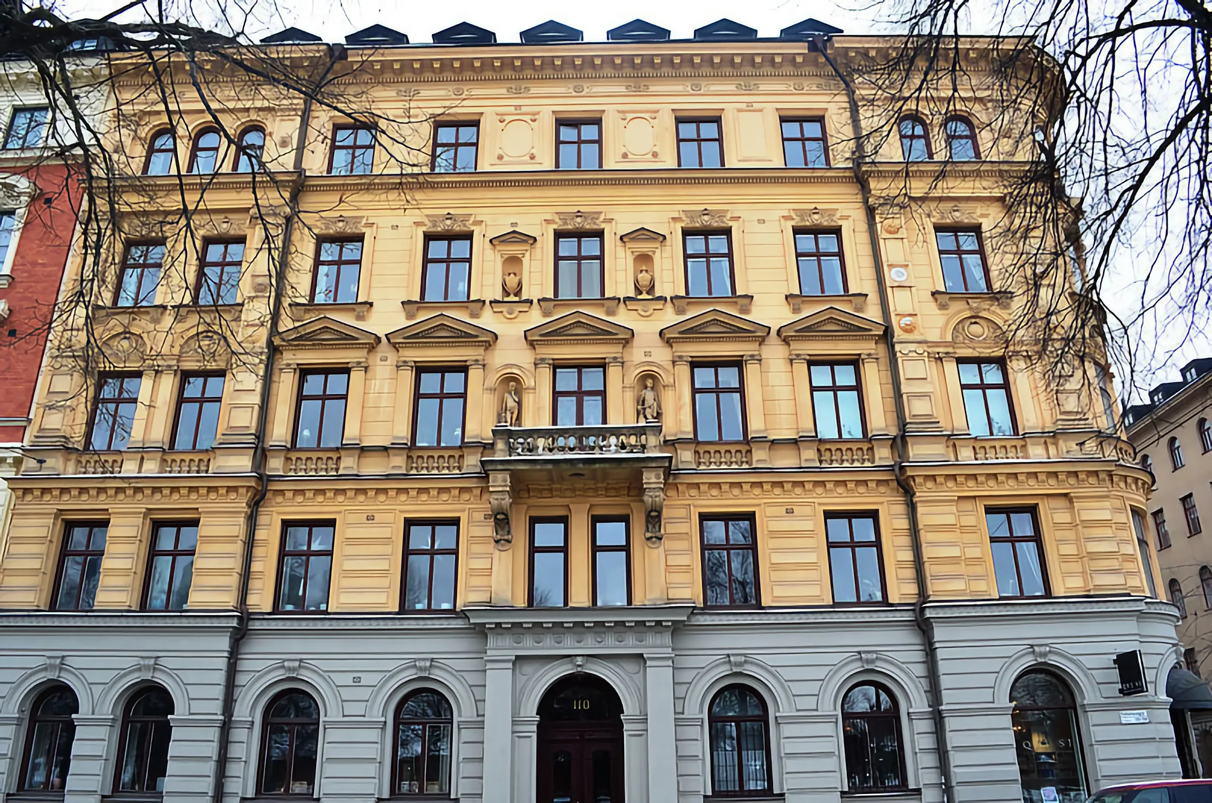 Fasaden från Valhallavägen.